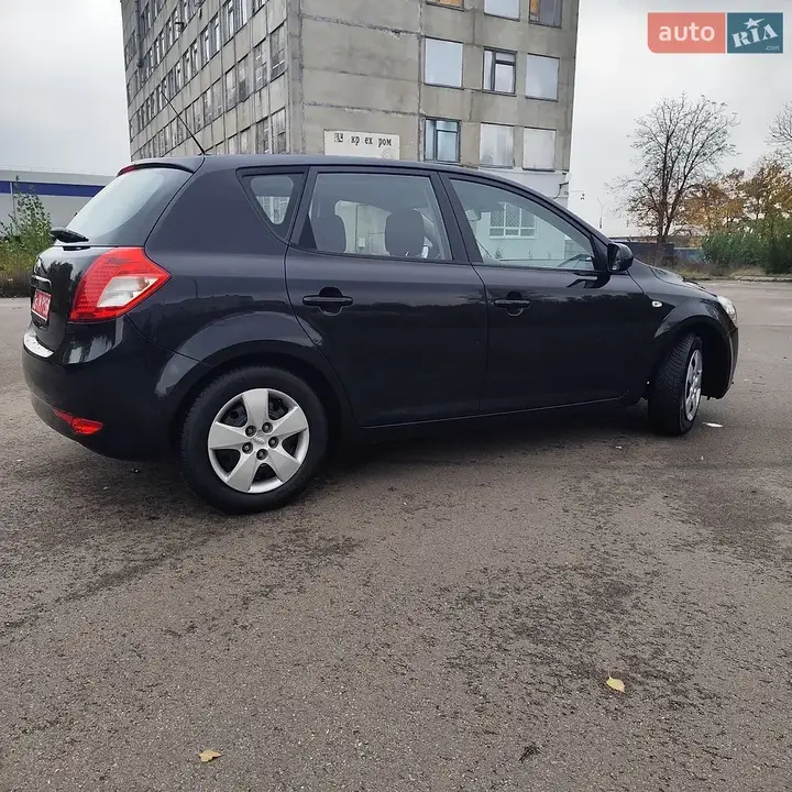 Kia Ceed 2010 photo 4
