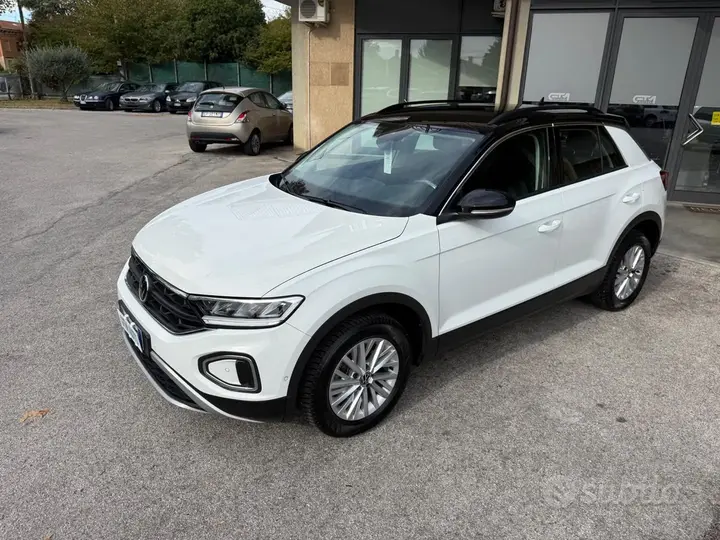 Volkswagen T-Roc 2024 photo 2