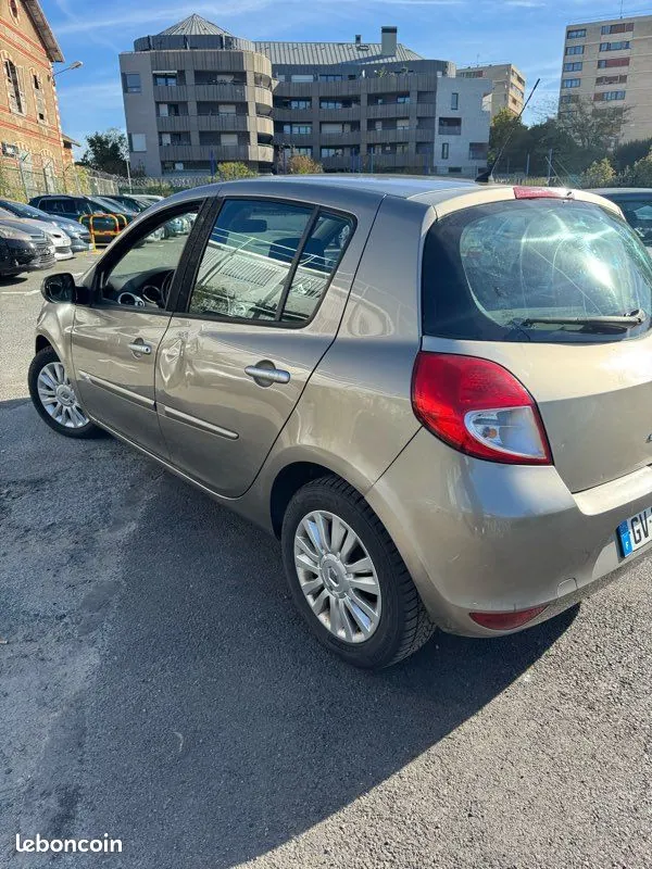 Renault Clio 2010 photo 2