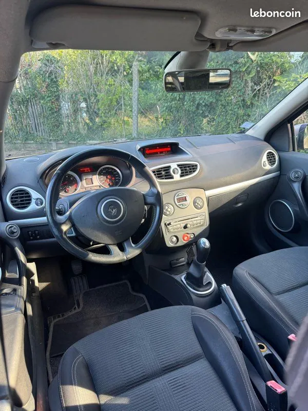 Renault Clio 2010 photo 3
