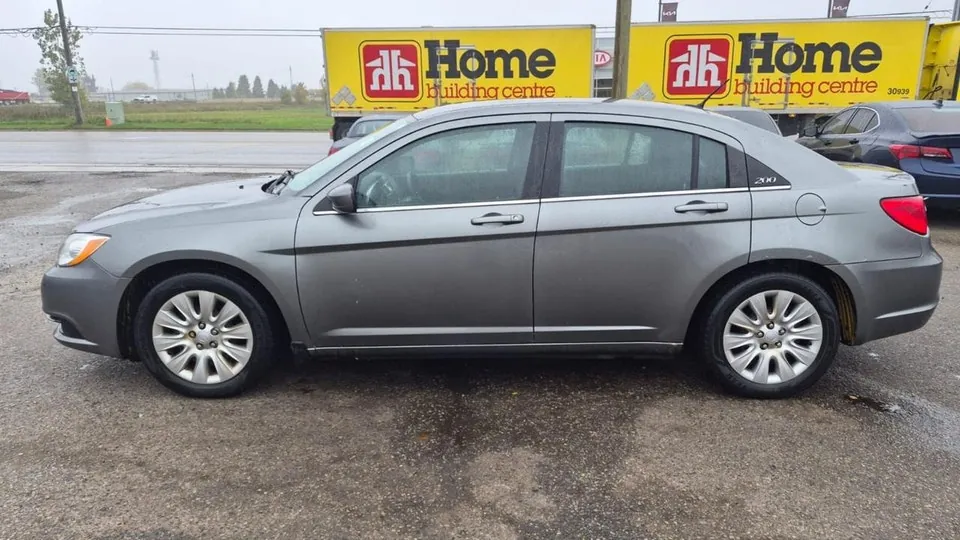 Chrysler 200 2013 photo 2