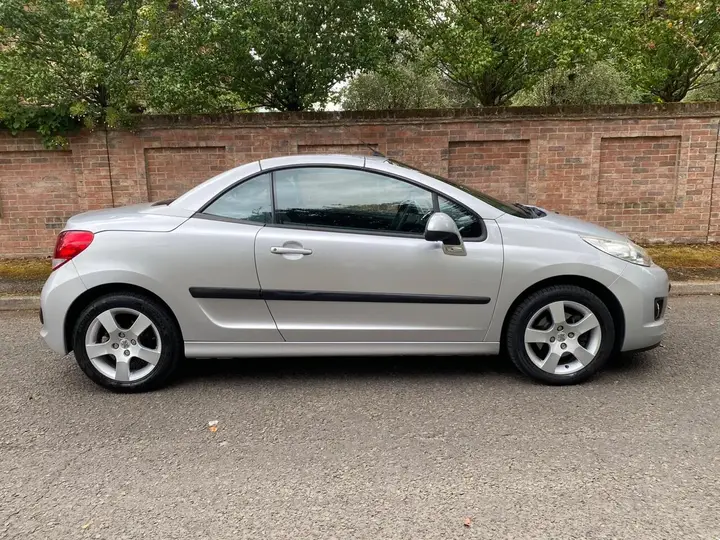 Peugeot 207 2012 photo 4