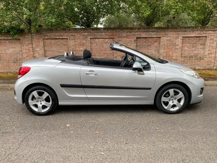 Peugeot 207 2012 photo 3