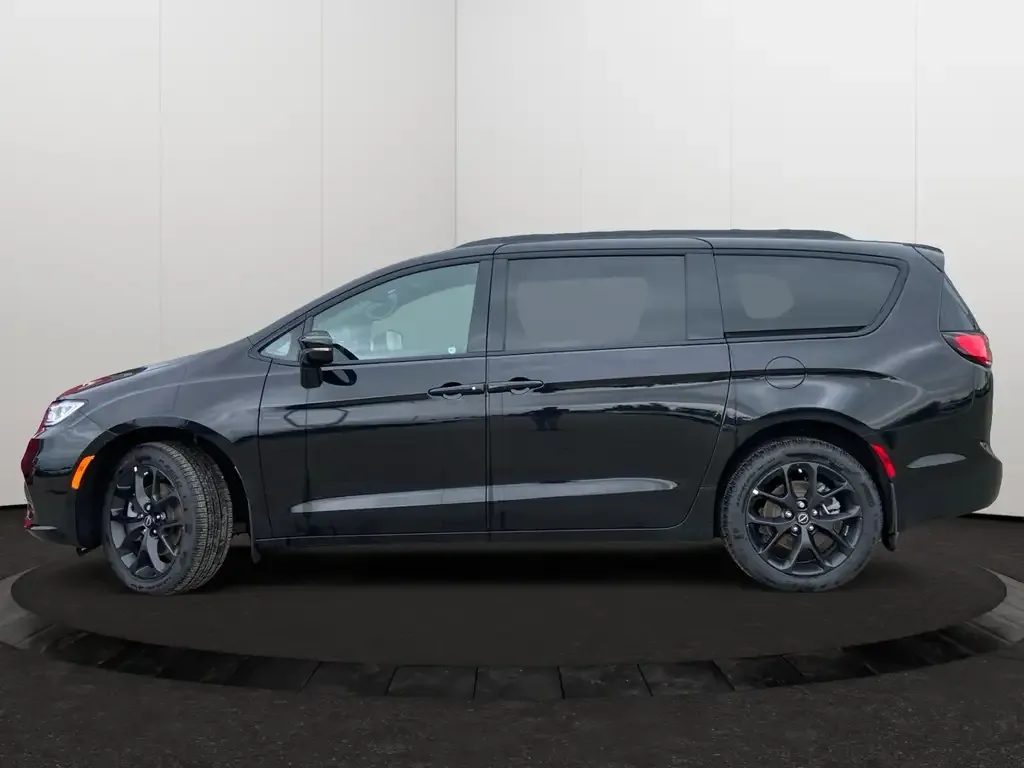 Chrysler Pacifica 2025 photo 2