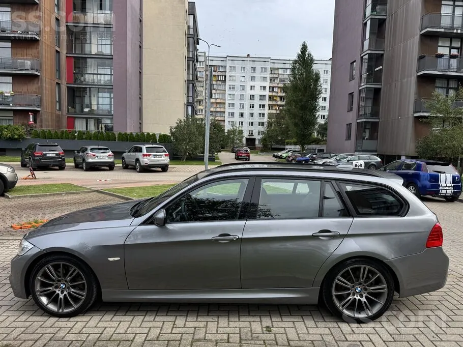 BMW 3 Series 2010 photo 3