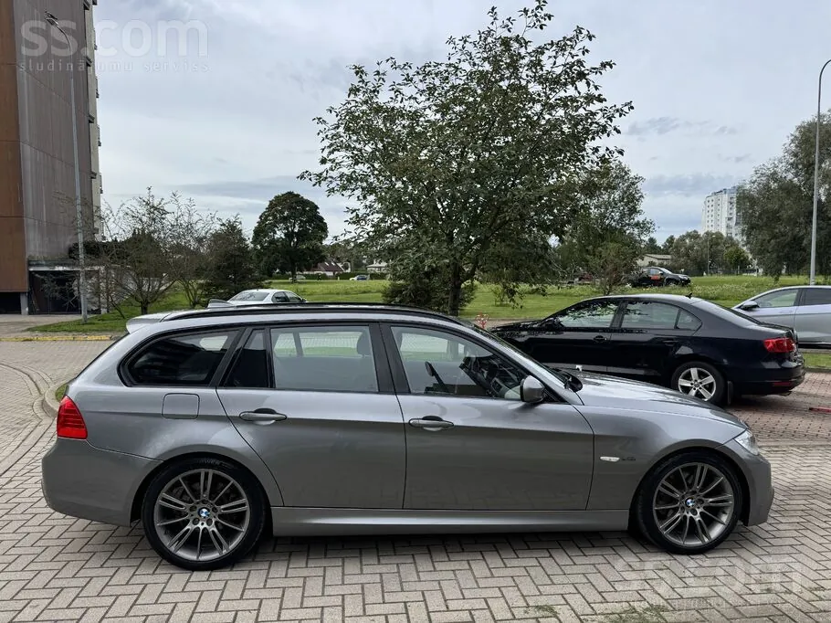 BMW 3 Series 2010 photo 2