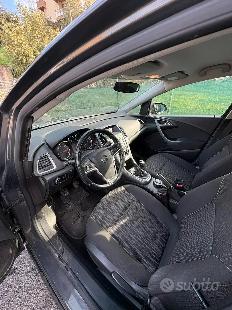Opel Astra 2013 photo 2