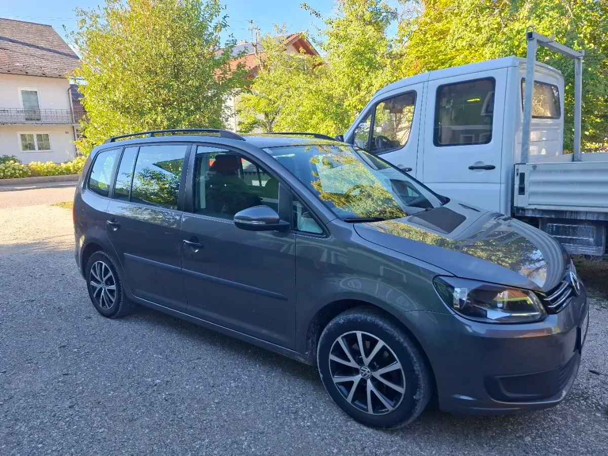 Volkswagen Touran 2012 photo 2
