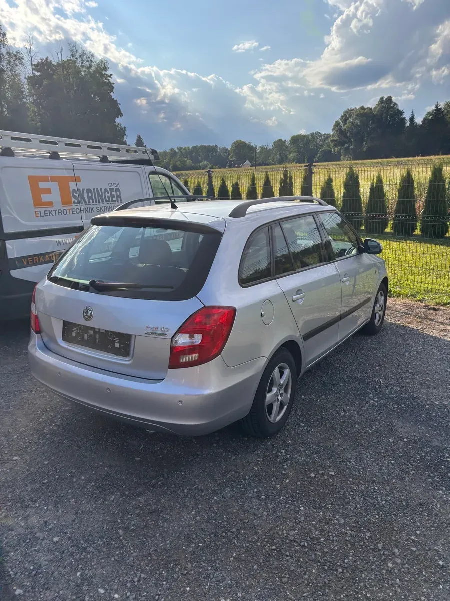 Skoda Fabia 2008 photo 2