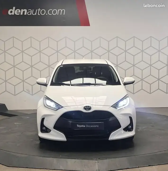 Toyota Yaris 2023 photo 2