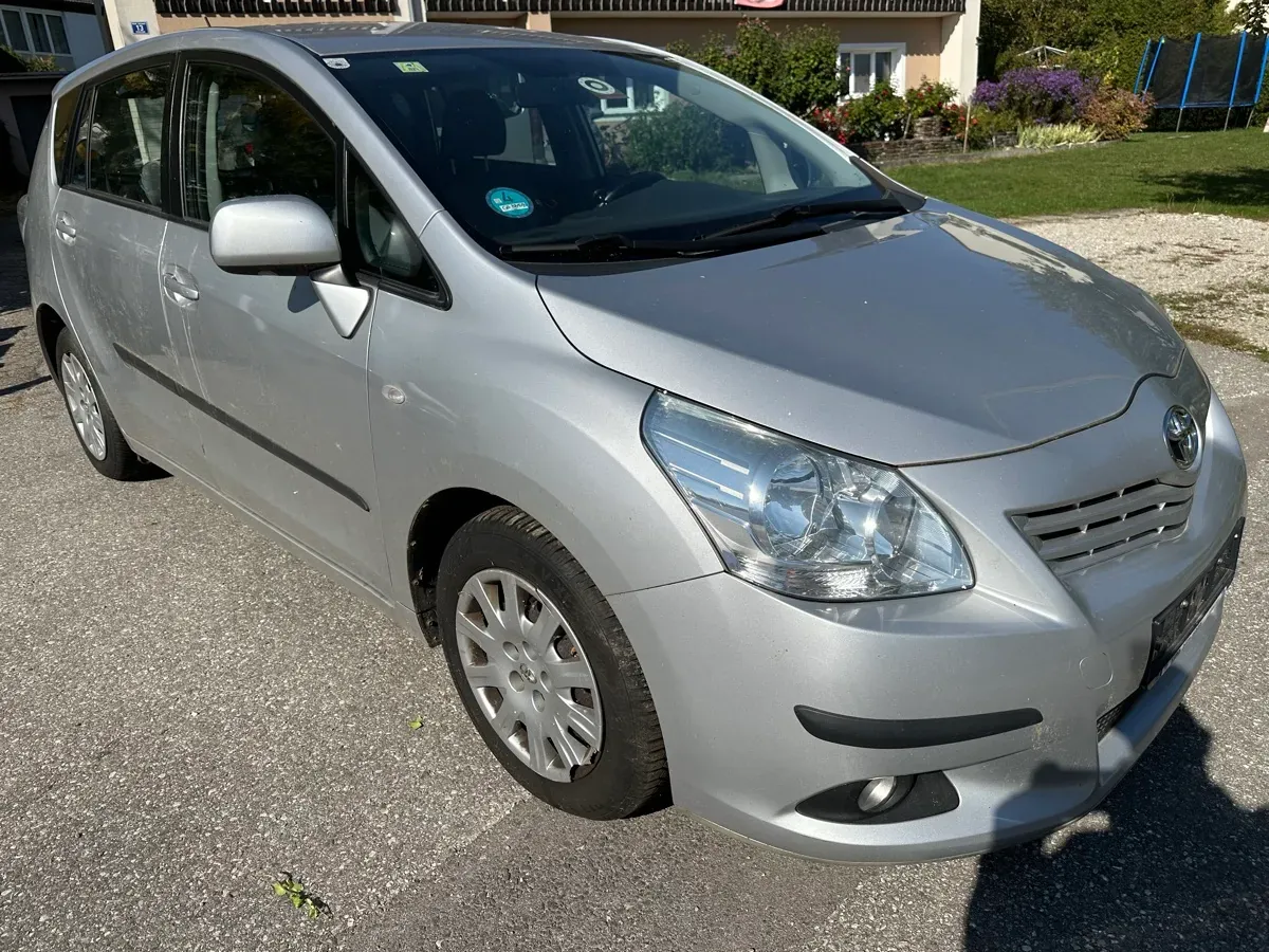 Toyota Verso 2010 photo 2