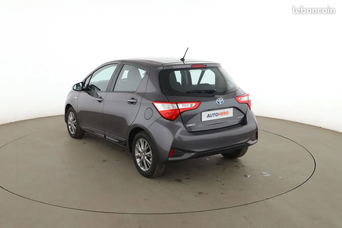 Toyota Yaris 2017 photo 2