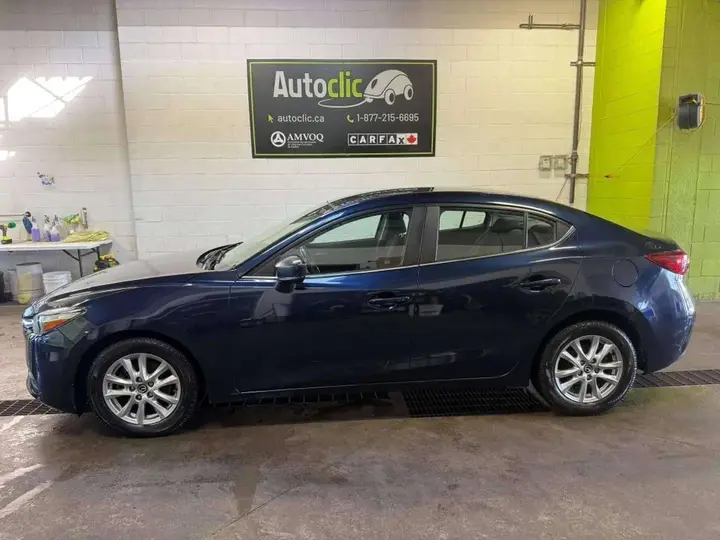 Mazda 3 2018 photo 2