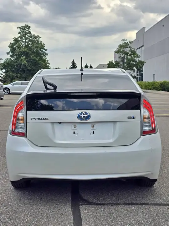 Toyota Prius 2015 photo 2