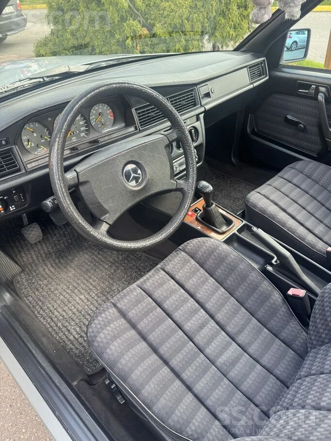 Mercedes-Benz 190 1990 photo 3