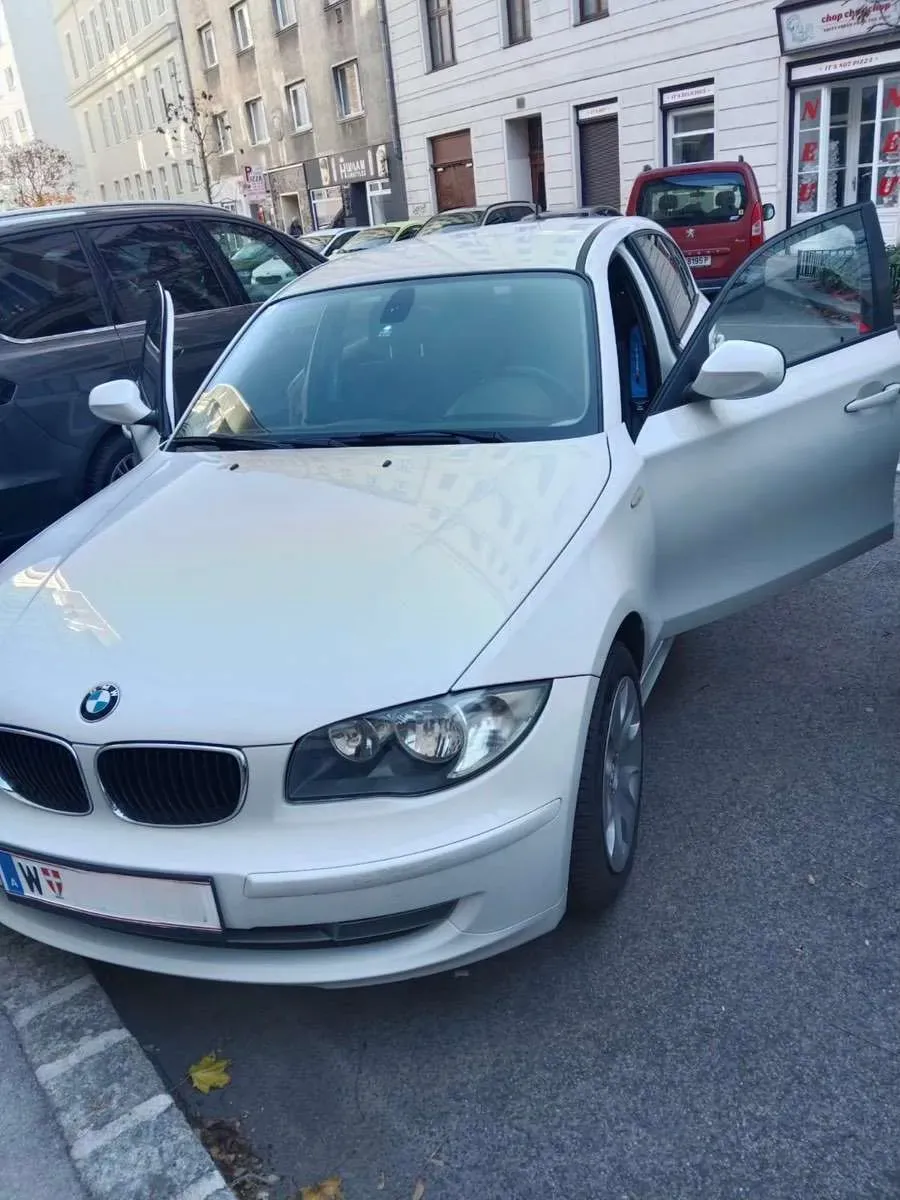 BMW 1 Series 2010 photo 2
