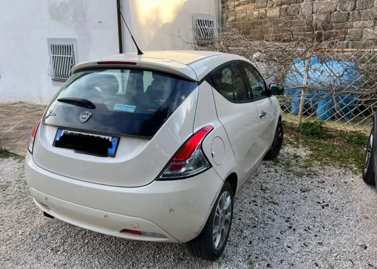 Lancia Ypsilon 2016 photo 2