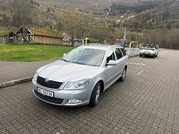 Skoda Octavia 2012 photo 2