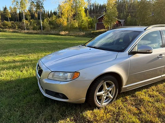 Volvo V70 2010 photo 2