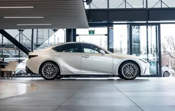 Lexus Is 300 2023 photo 3