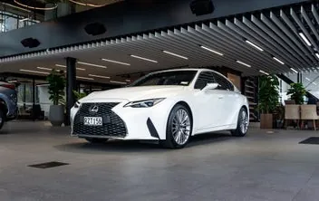 Lexus Is 300 2023 photo 2