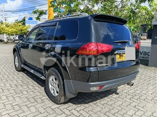 Mitsubishi Montero 2012 photo 2