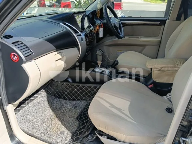 Mitsubishi Montero 2012 photo 5