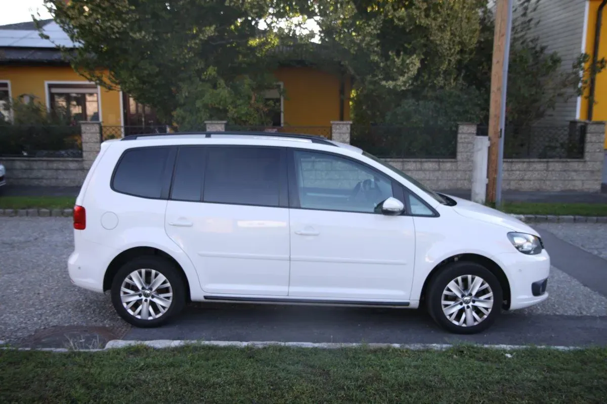 Volkswagen Touran 2013 photo 2