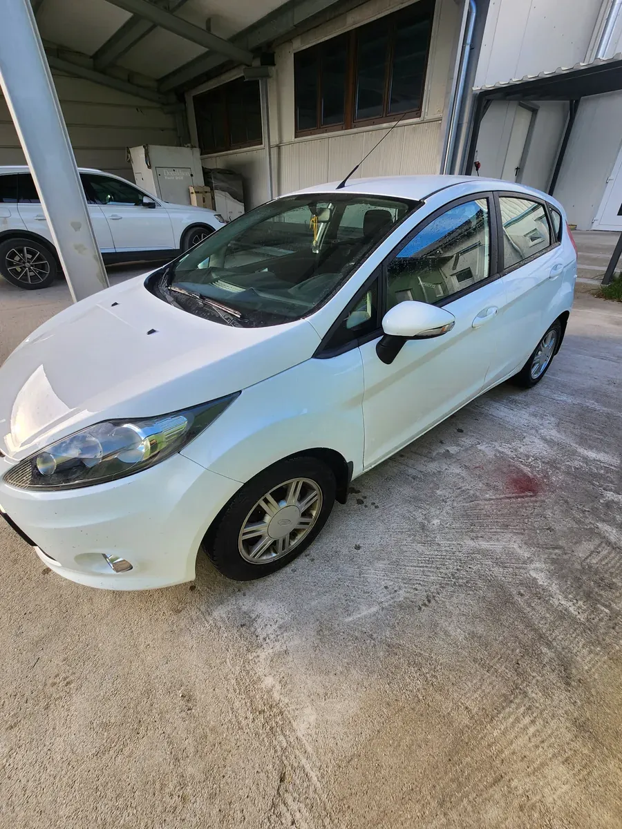 Ford Fiesta 2012 photo 2