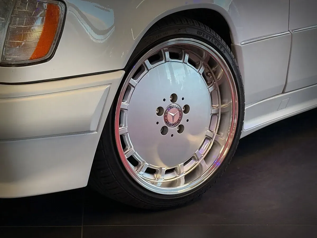 Mercedes-Benz 230 E W12 1990 photo 3