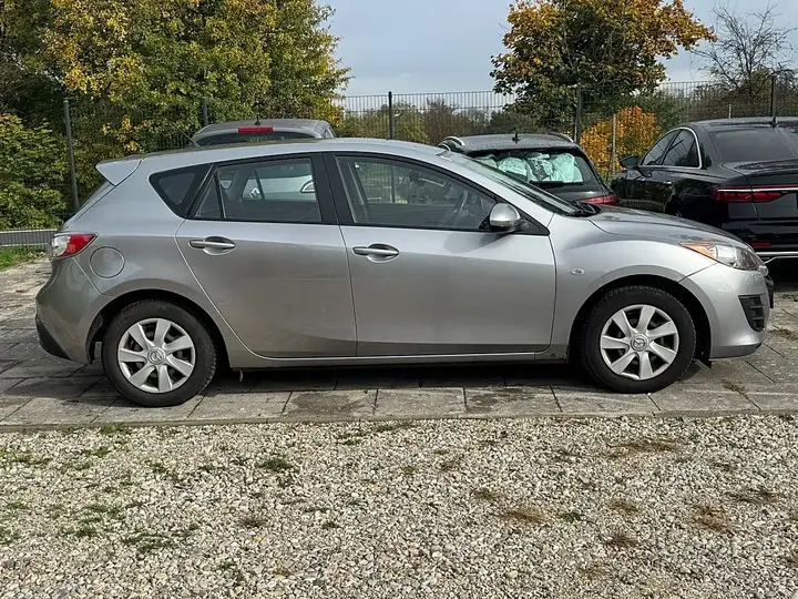 Mazda Mazda3 2011 photo 2
