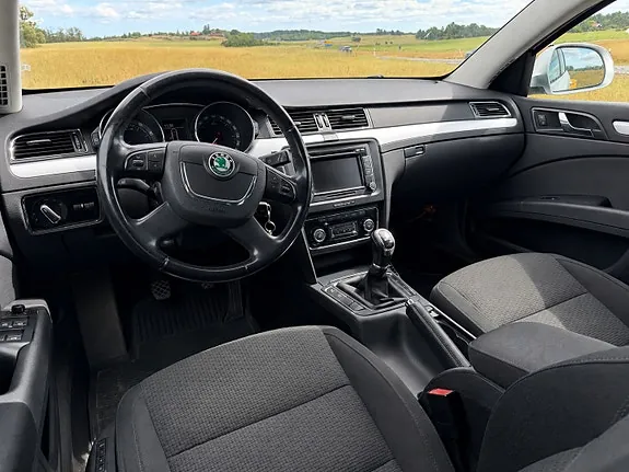 Skoda Superb 2010 photo 5