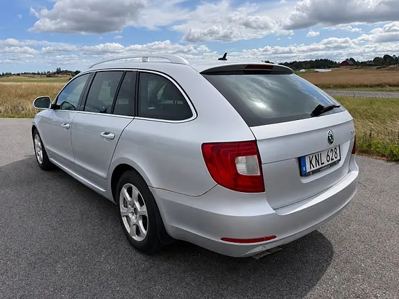 Skoda Superb 2010 photo 4