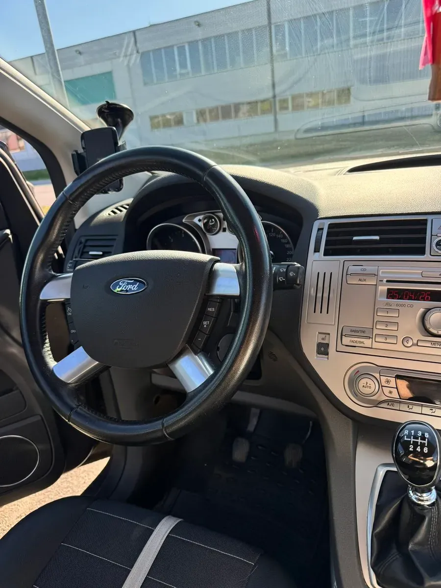 Ford Kuga 2012 photo 2
