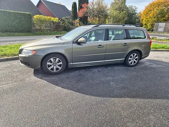 Volvo V70 2012 photo 2