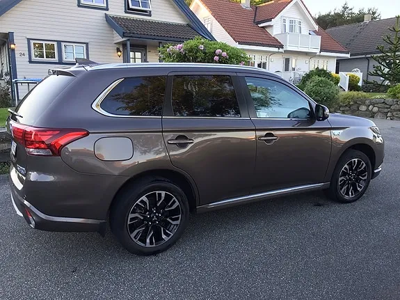 Mitsubishi Outlander 2017 photo 2