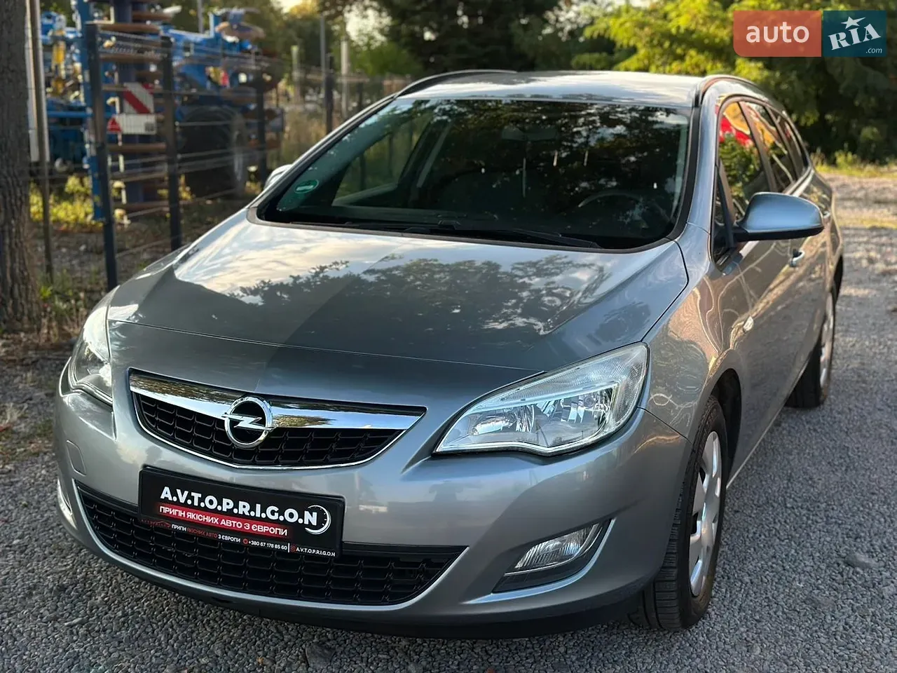Opel Astra 2011 photo 2