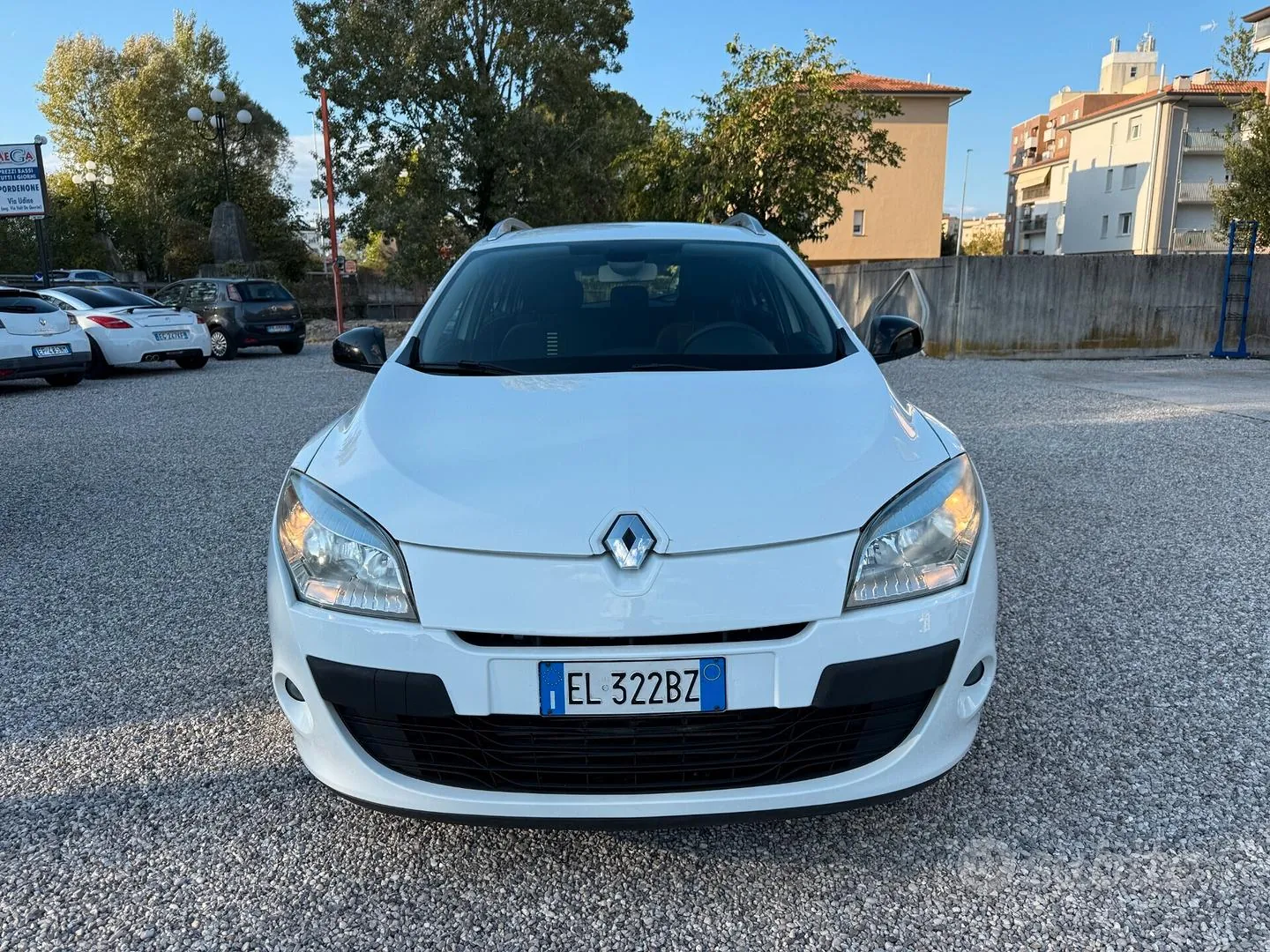 Renault Megane 2011 photo 2