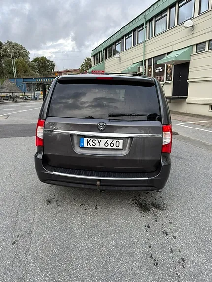 Lancia Voyager 2015 photo 2