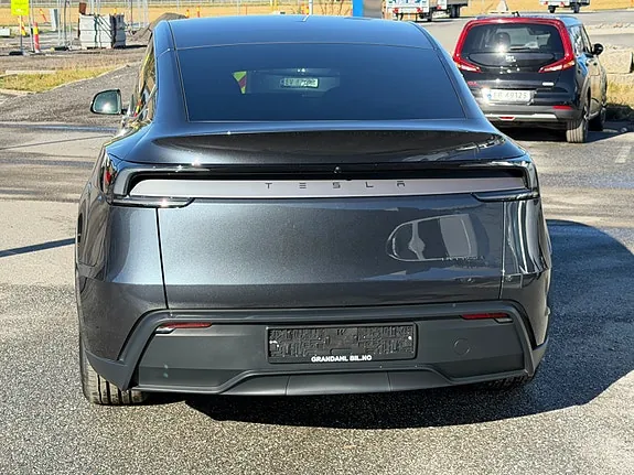 Tesla Model Y 2026 photo 5