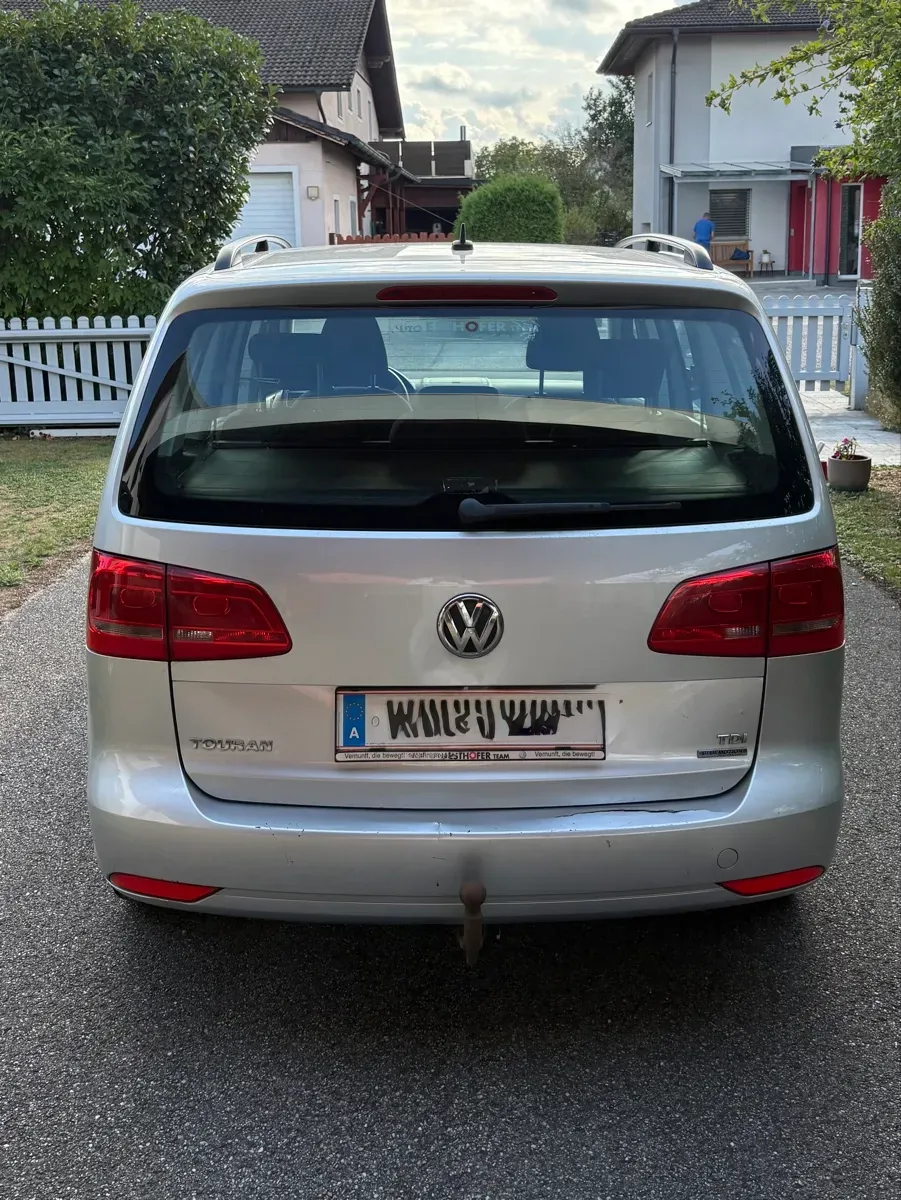 Volkswagen Touran 2011 photo 2