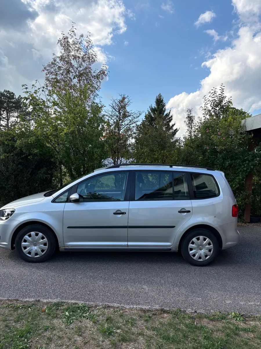 Volkswagen Touran 2011 photo 3