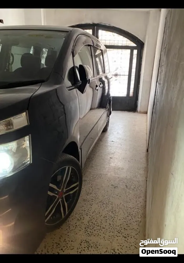 Toyota Voxy 2014 photo 2