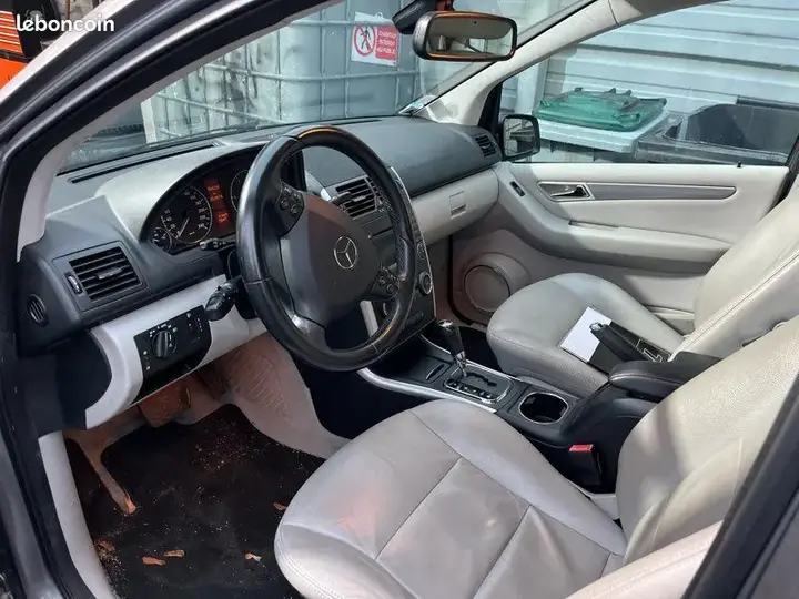 Mercedes-Benz A-Class 2011 photo 2