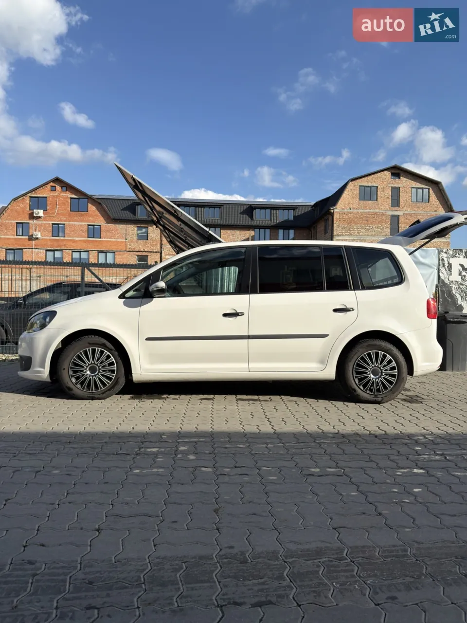 Volkswagen Touran 2012 photo 4