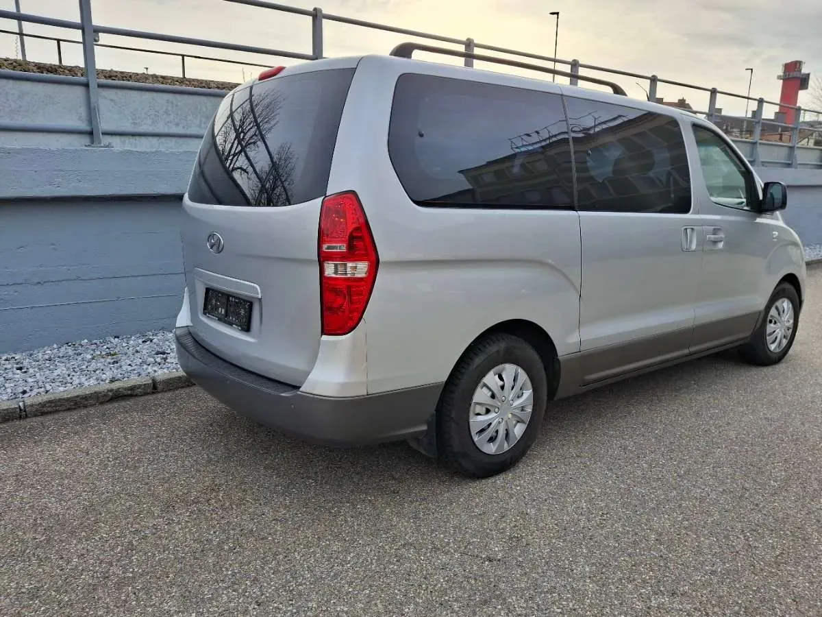 Hyundai Starex