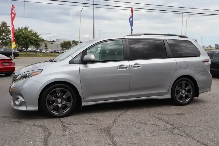 Toyota Sienna 2017 photo 3