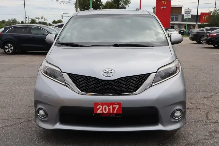 Toyota Sienna 2017 photo 2