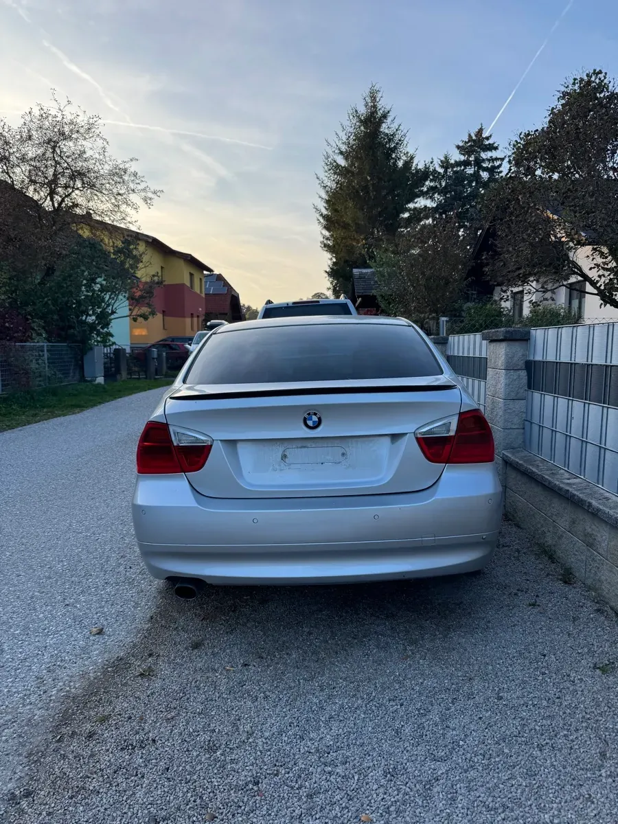 BMW 3 Series 2005 photo 2