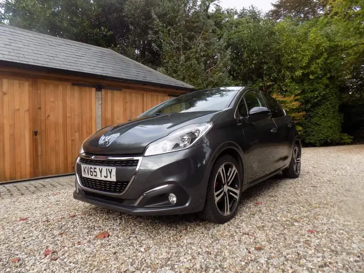 Peugeot 208 2015 photo 2